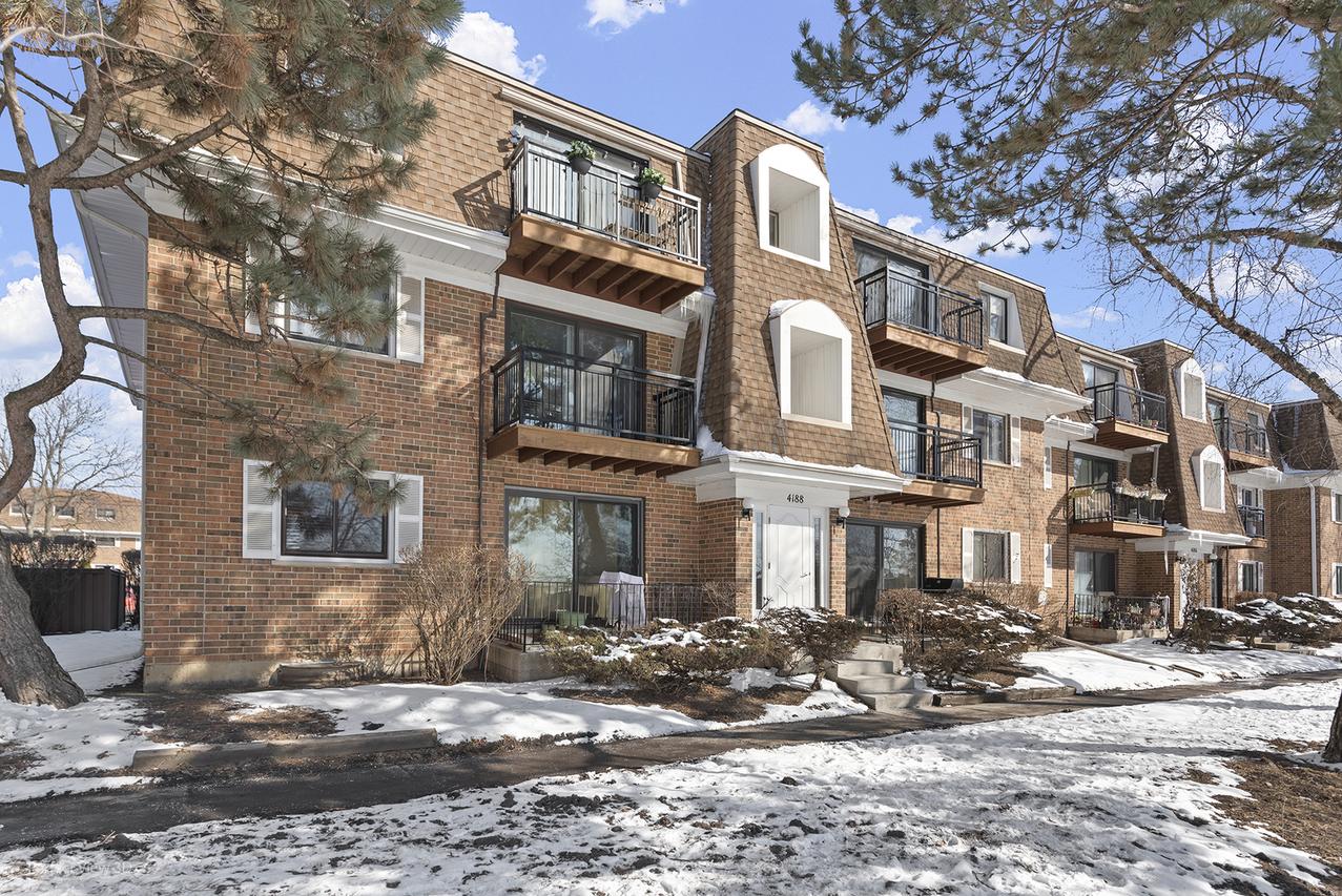 4188 Cove Ln. #F, Glenview, IL 60025