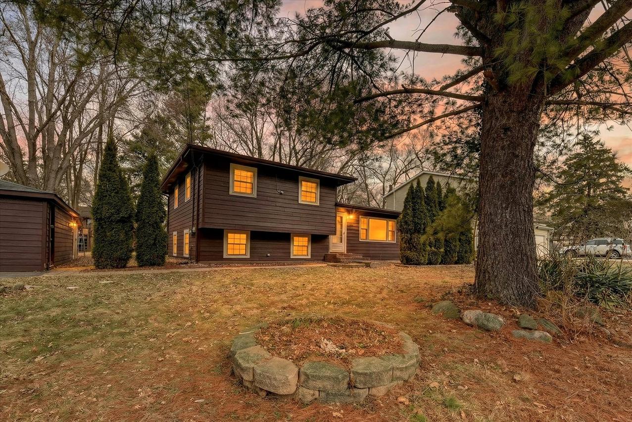 2810 Brentwood Ln., Mchenry, IL 60050