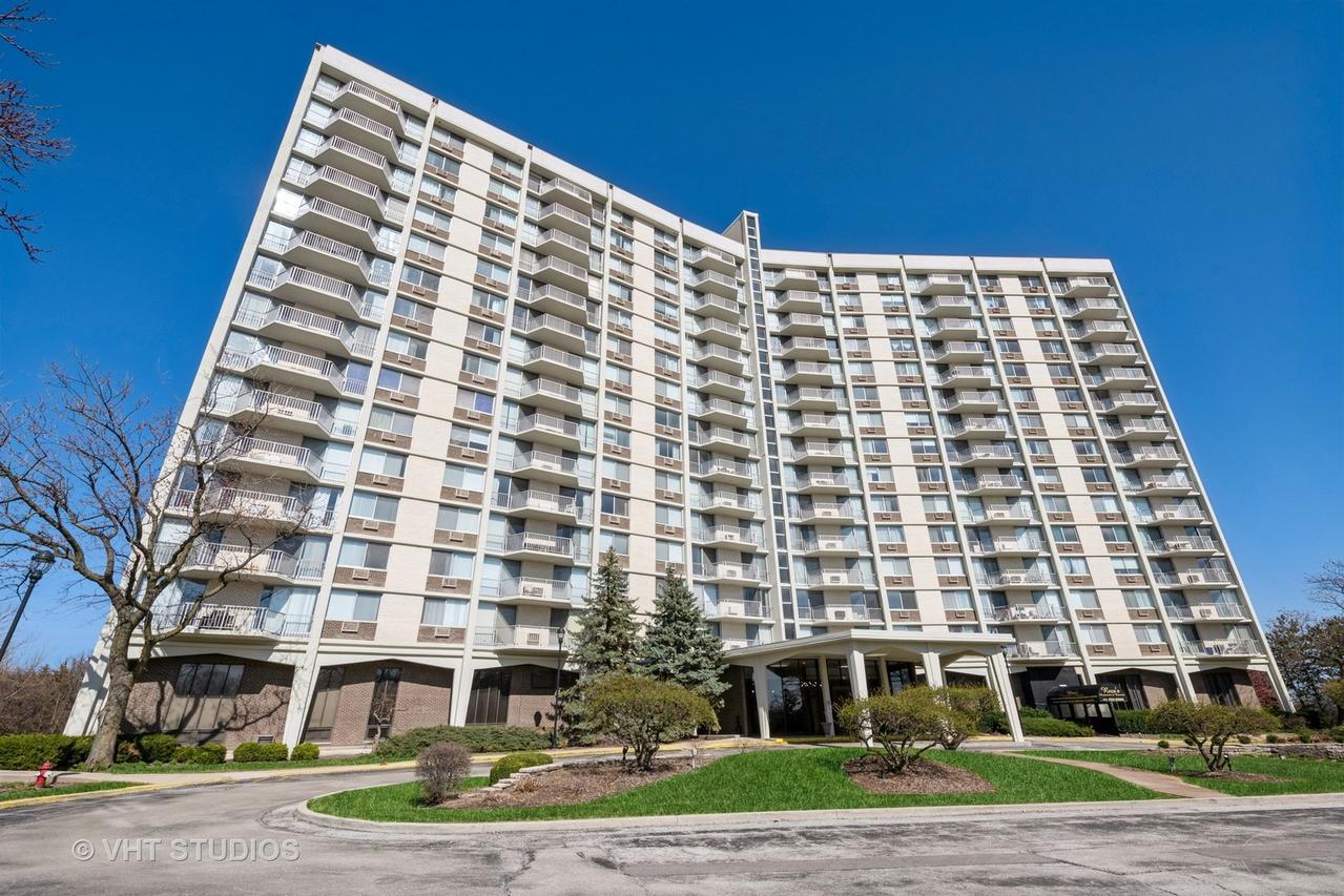40 N Tower Rd. #14A, Oak Brook, IL 60523
