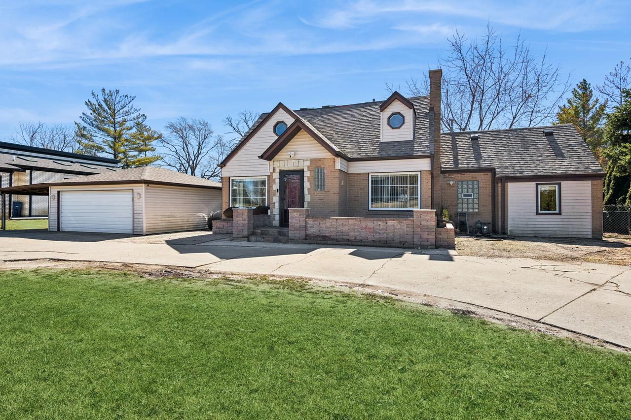 23 W Algonquin Rd., Des Plaines, IL 60016