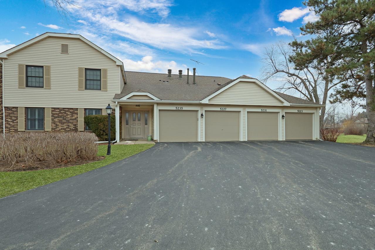 5231 Rockpointe Ct., Gurnee, IL 60031