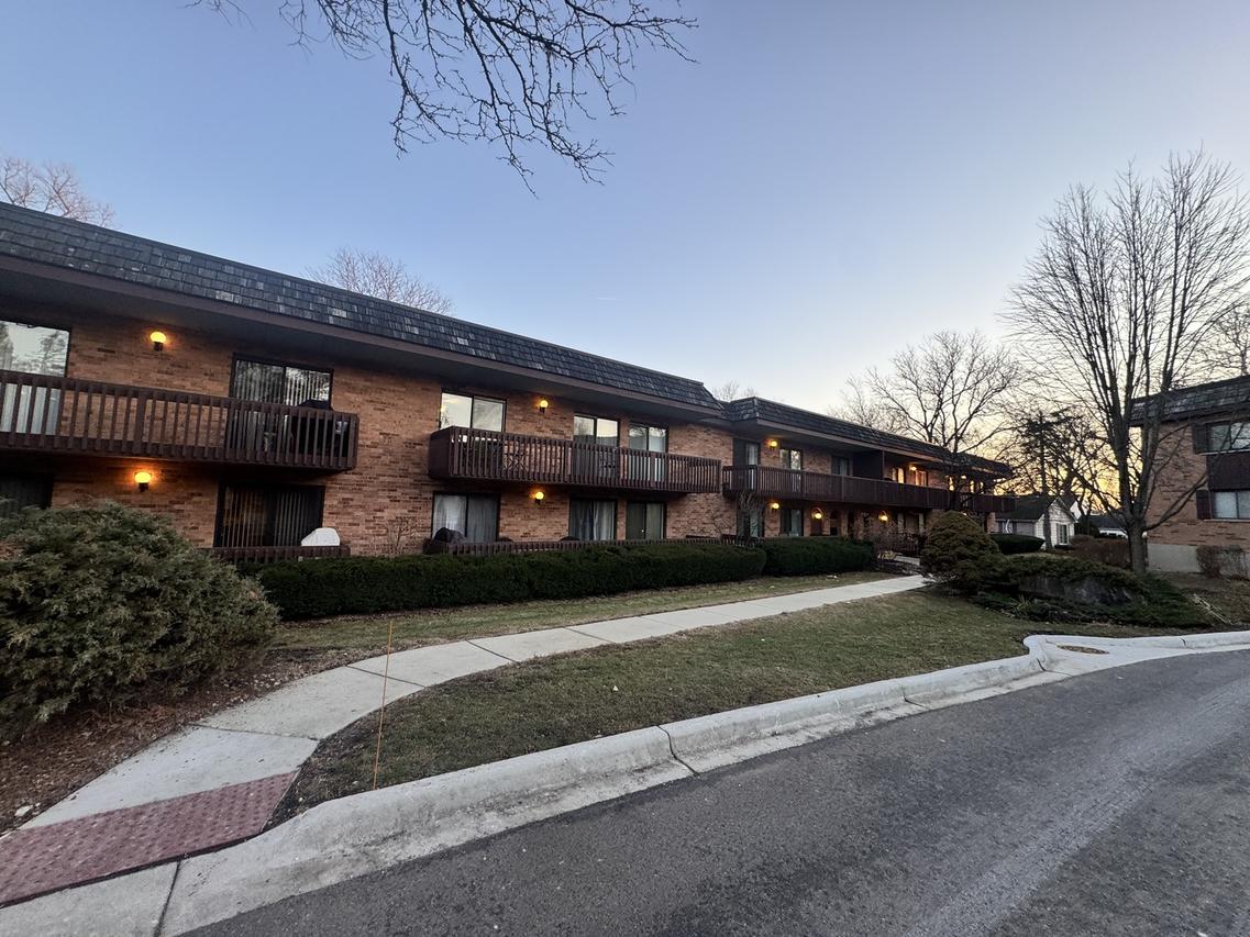 8200 Woodglen Ln. #107, Downers Grove, IL 60516