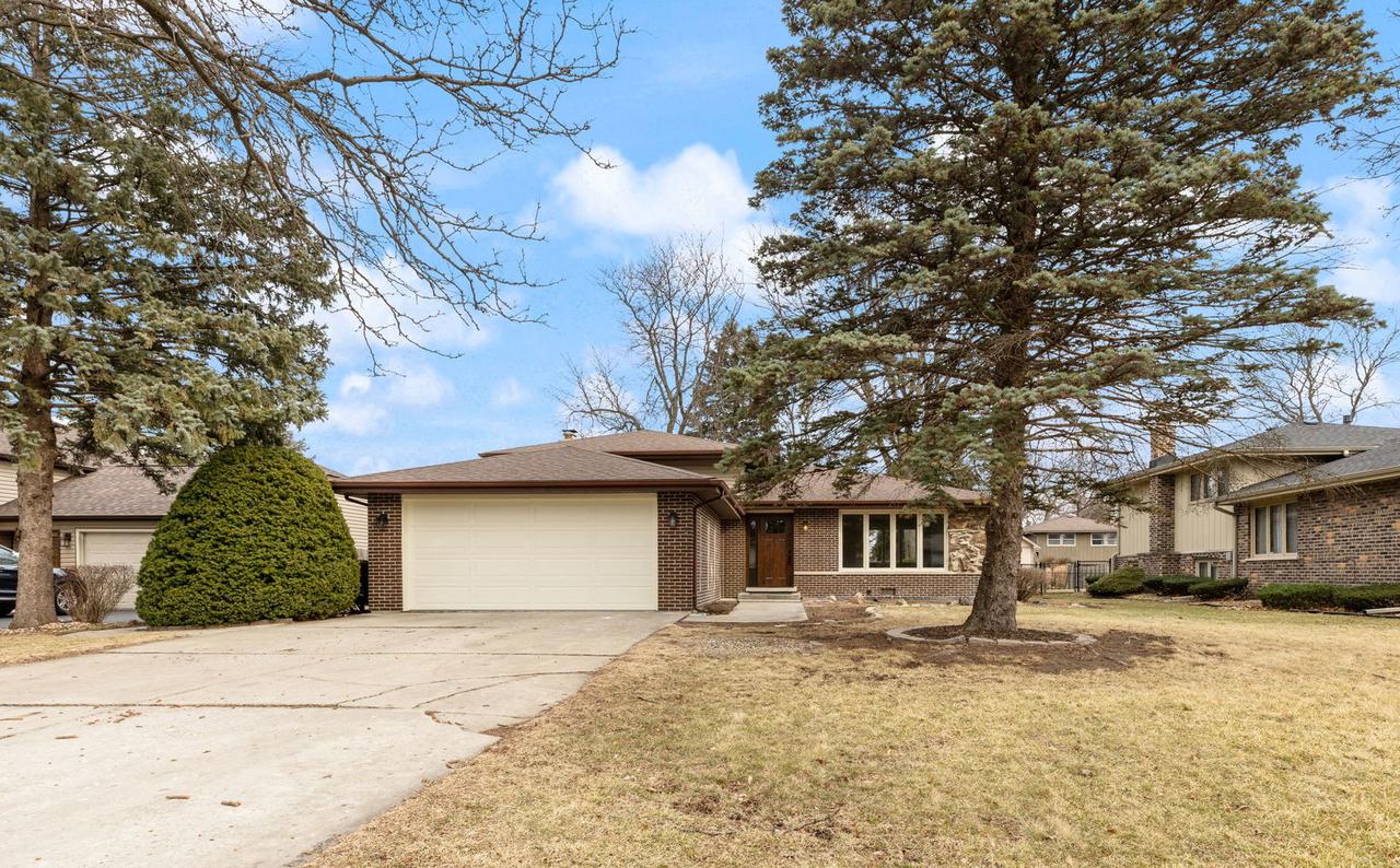 8518 West Candlelight Dr., Willow Springs, IL 60480