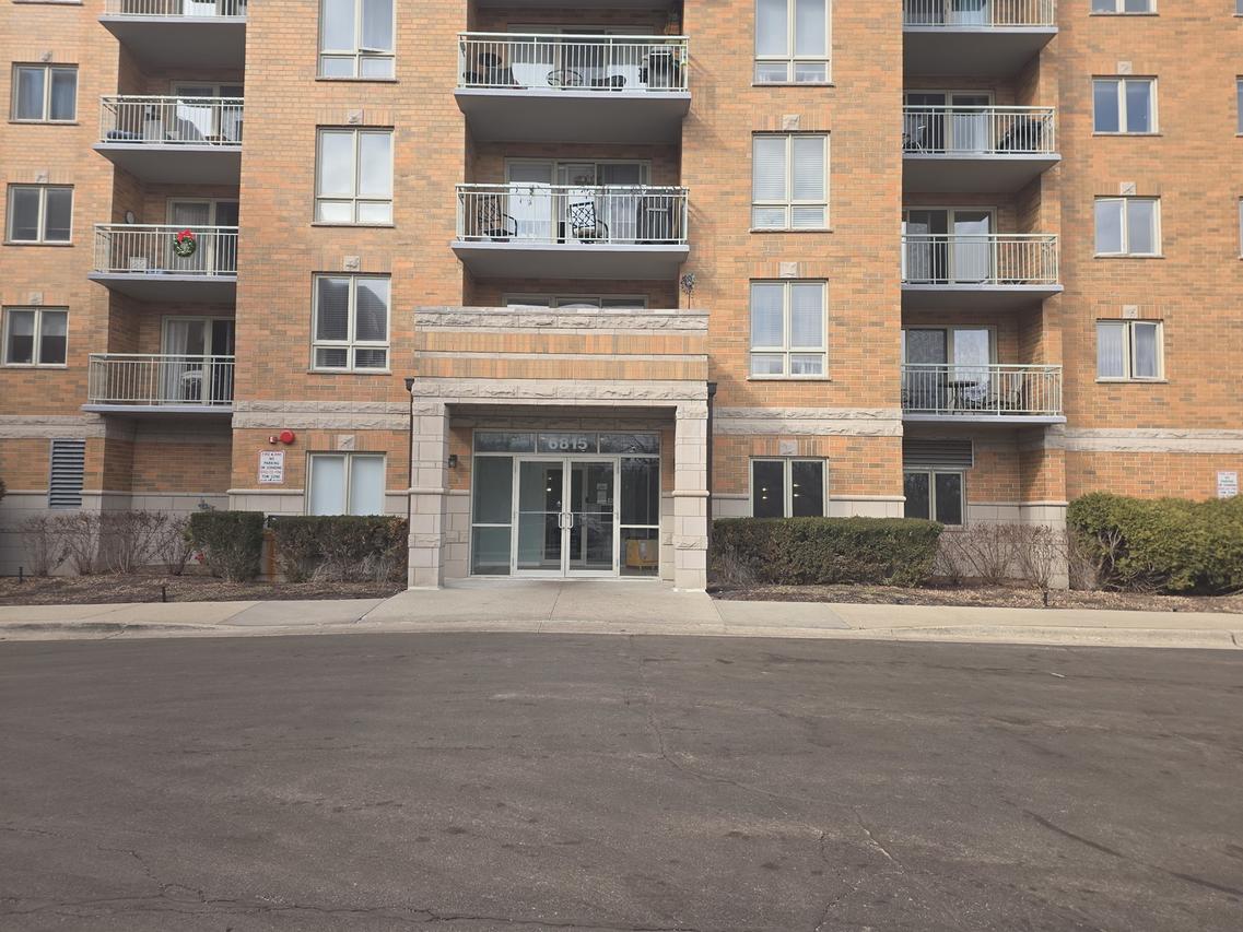 6815 N Milwaukee Ave. #201, Niles, IL 60714