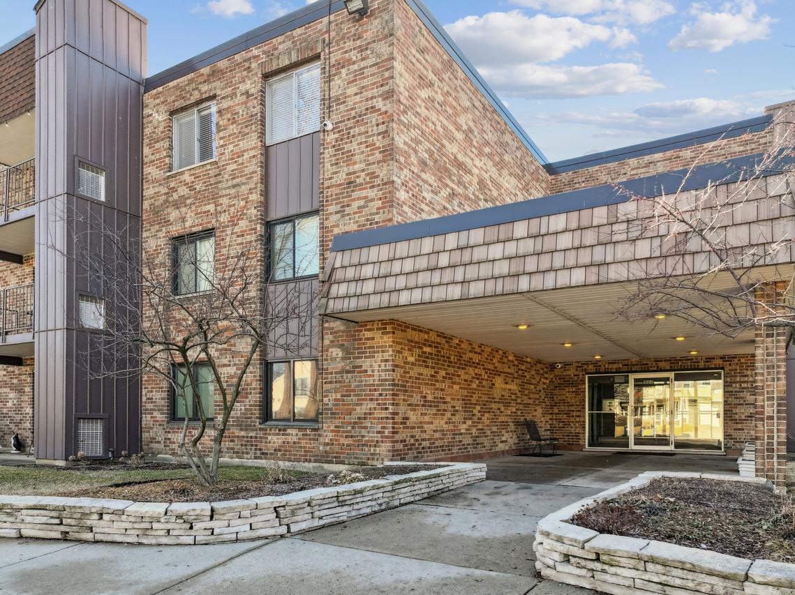 522 E Algonquin Rd. #113, Schaumburg, IL 60173