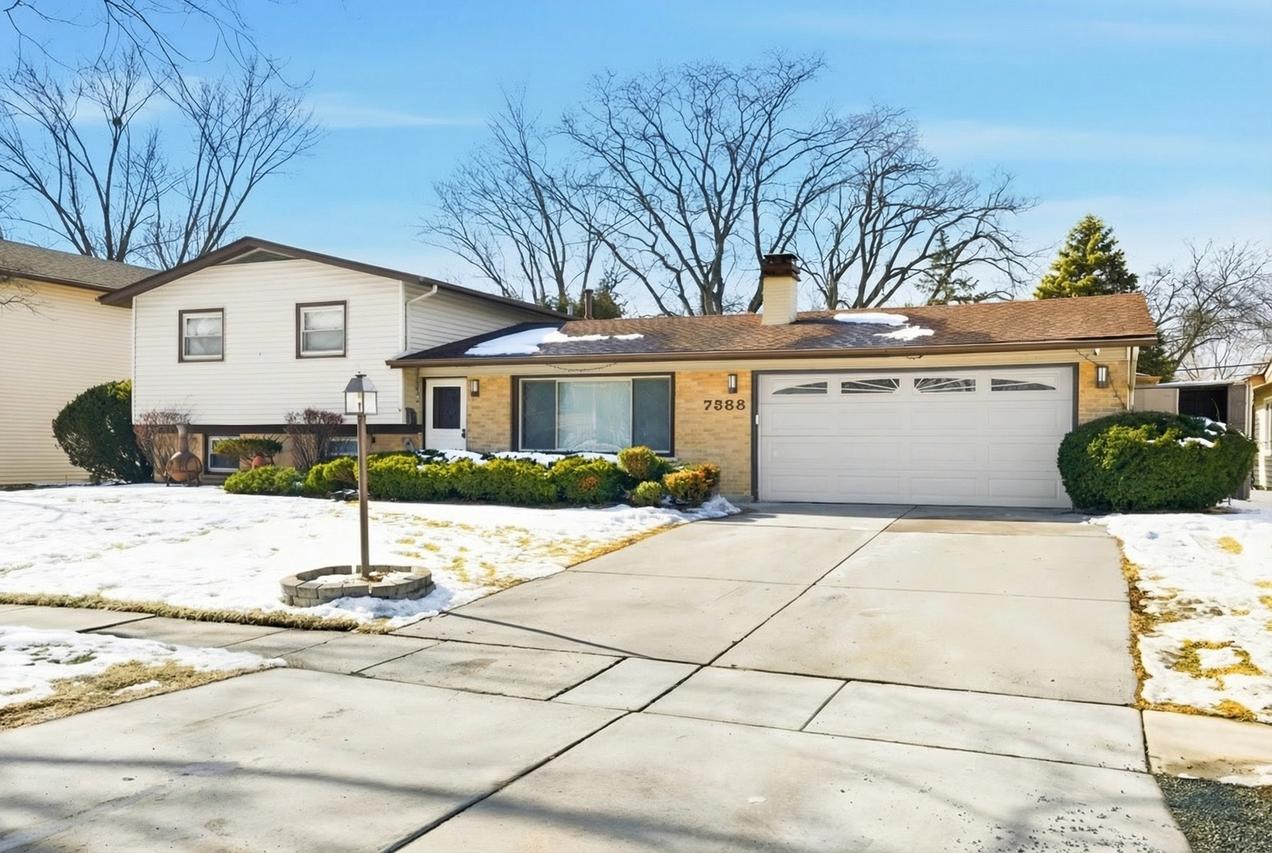 7388 Coventry Ln., Hanover Park, IL 60133