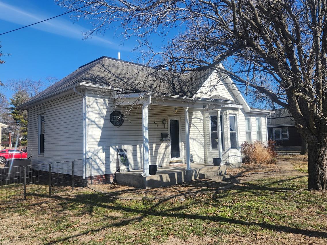 203 W South St., Pinckneyville, IL 62274