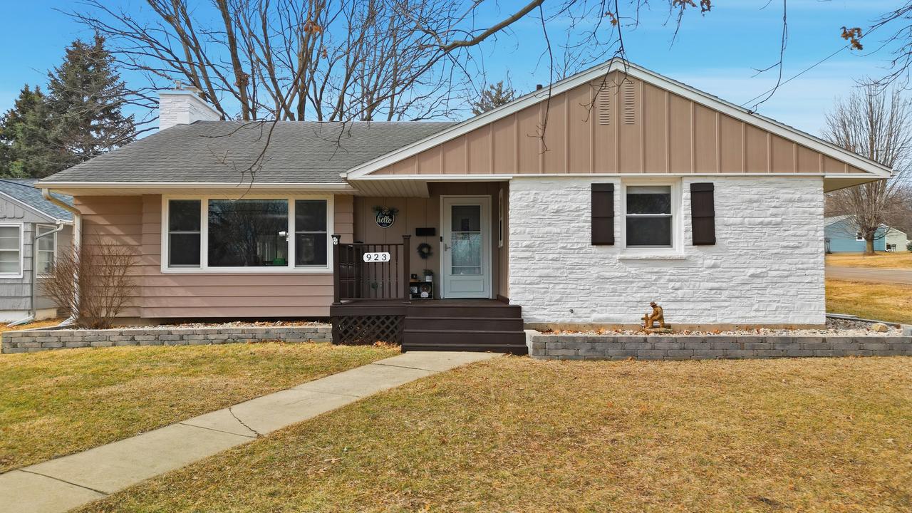 923 Institute Blvd., Dixon, IL 61021