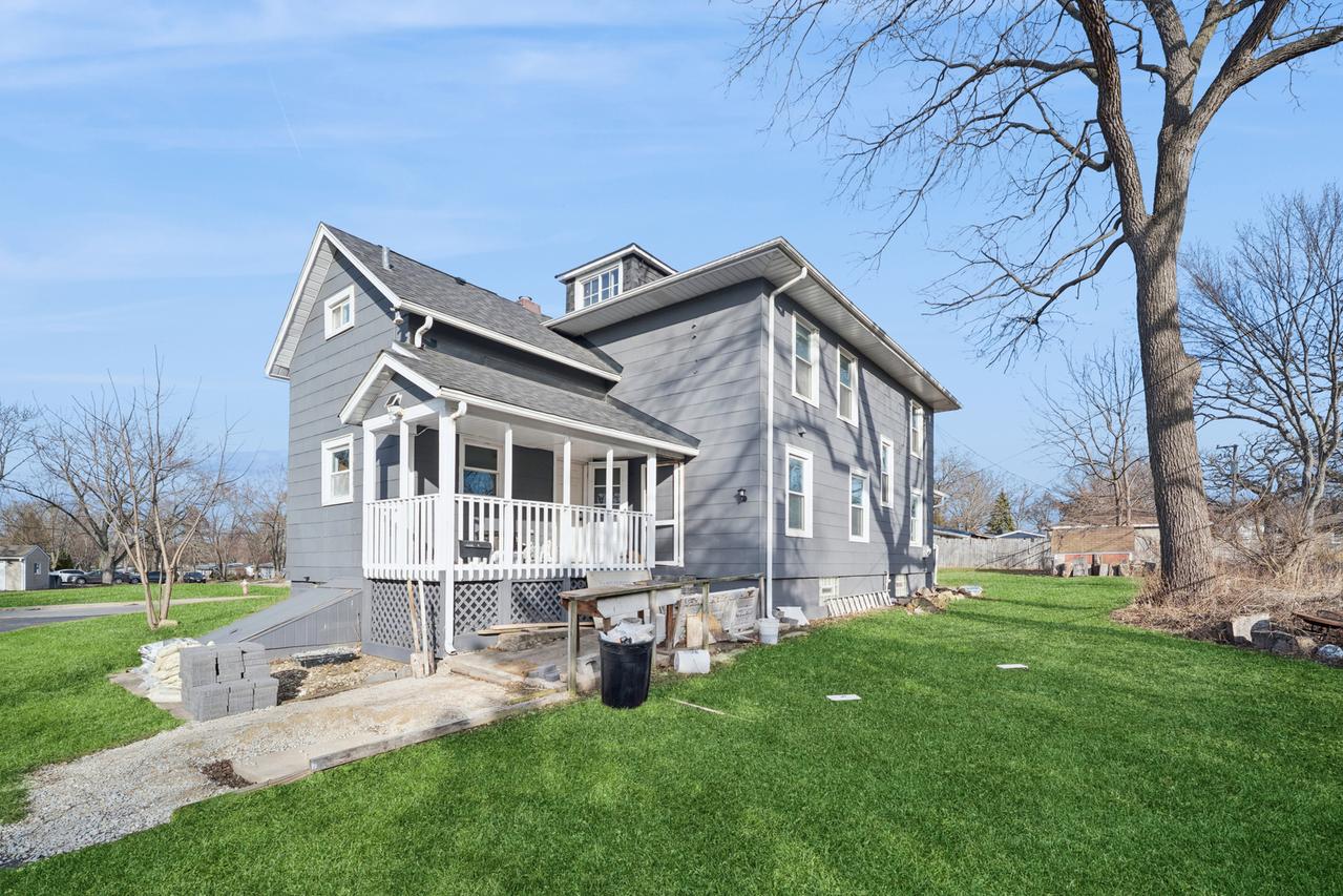 9 Center Rd., Streamwood, IL 60107