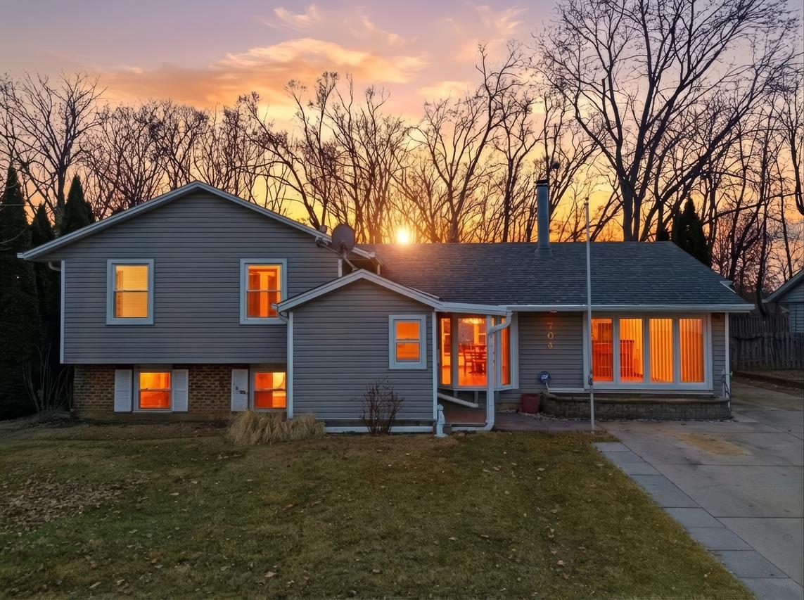 704 Springfield Dr., Roselle, IL 60172