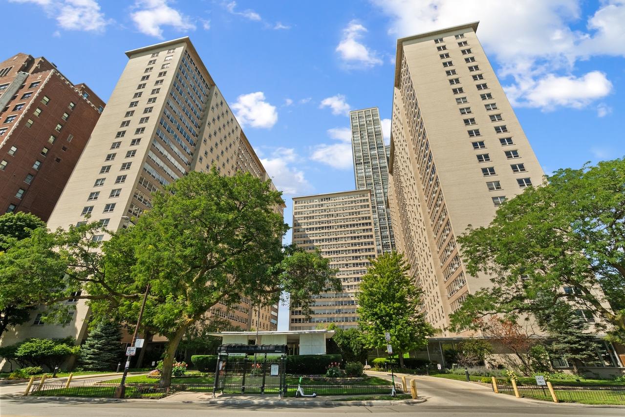 3950 N Lake Shore Dr. #1303, Chicago, IL 60613