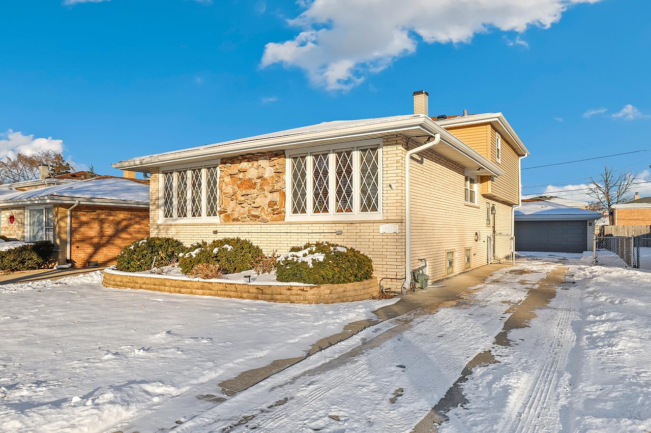 10729 Lamon Ave., Oak Lawn, IL 60453