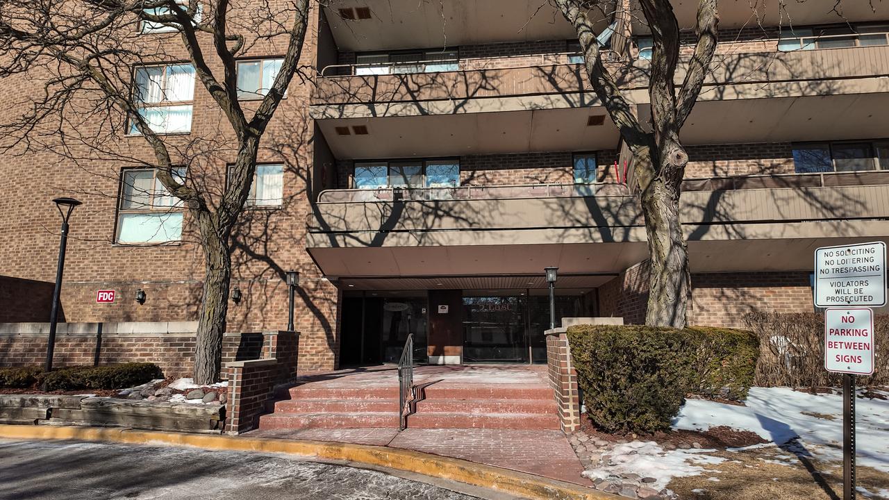 5 E Carriageway Dr. #201, Hazel Crest, IL 60429