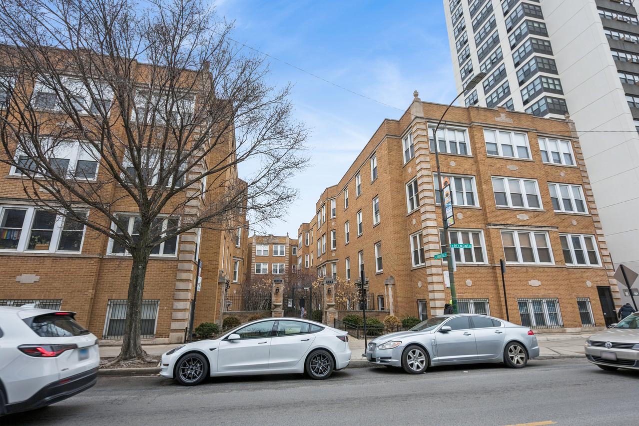 536 W Belmont Ave. #2E, Chicago, IL 60657