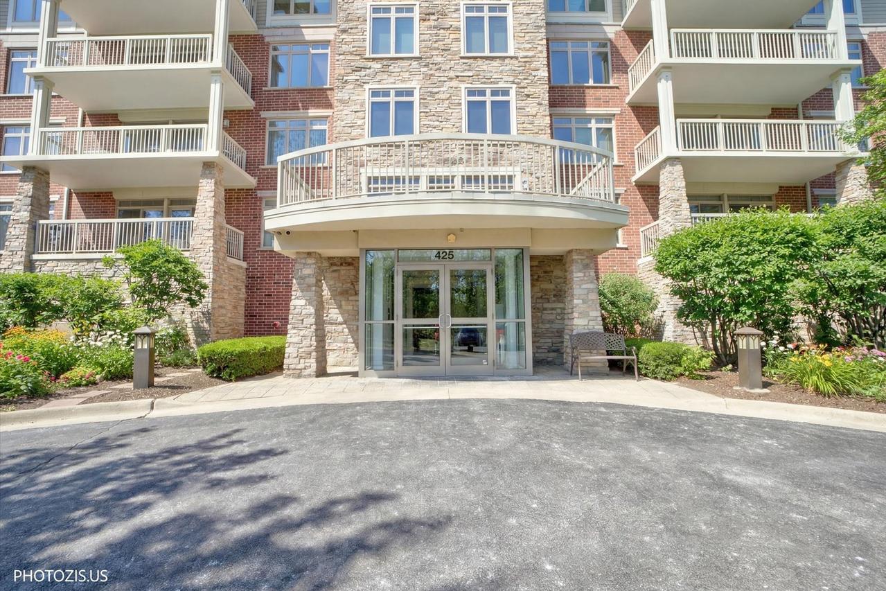 425 Benjamin Dr. #402, Vernon Hills, IL 60061