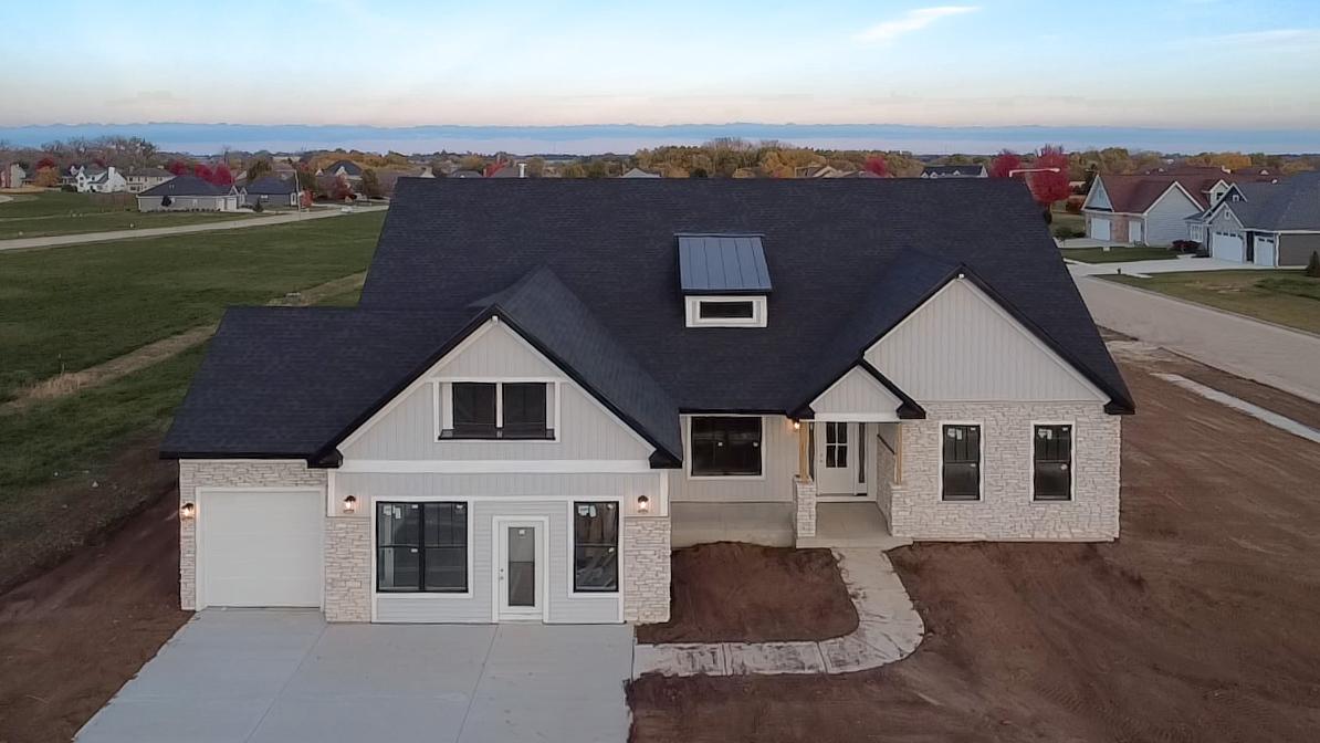 1238 Parkside Dr., Sycamore, IL 60178