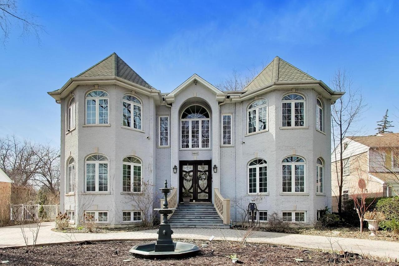 6642 N Kilbourn Ave., Lincolnwood, IL 60712