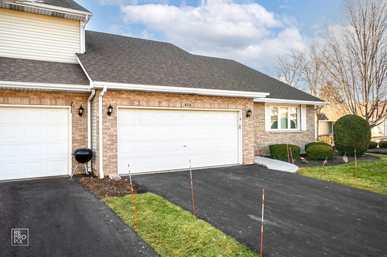 814 Bruce Robert Ln., Hampshire, IL 60140