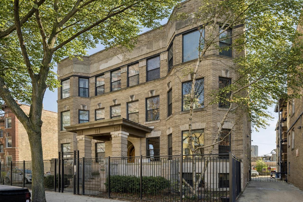 835 W Belle Plaine Ave. #2, Chicago, IL 60613