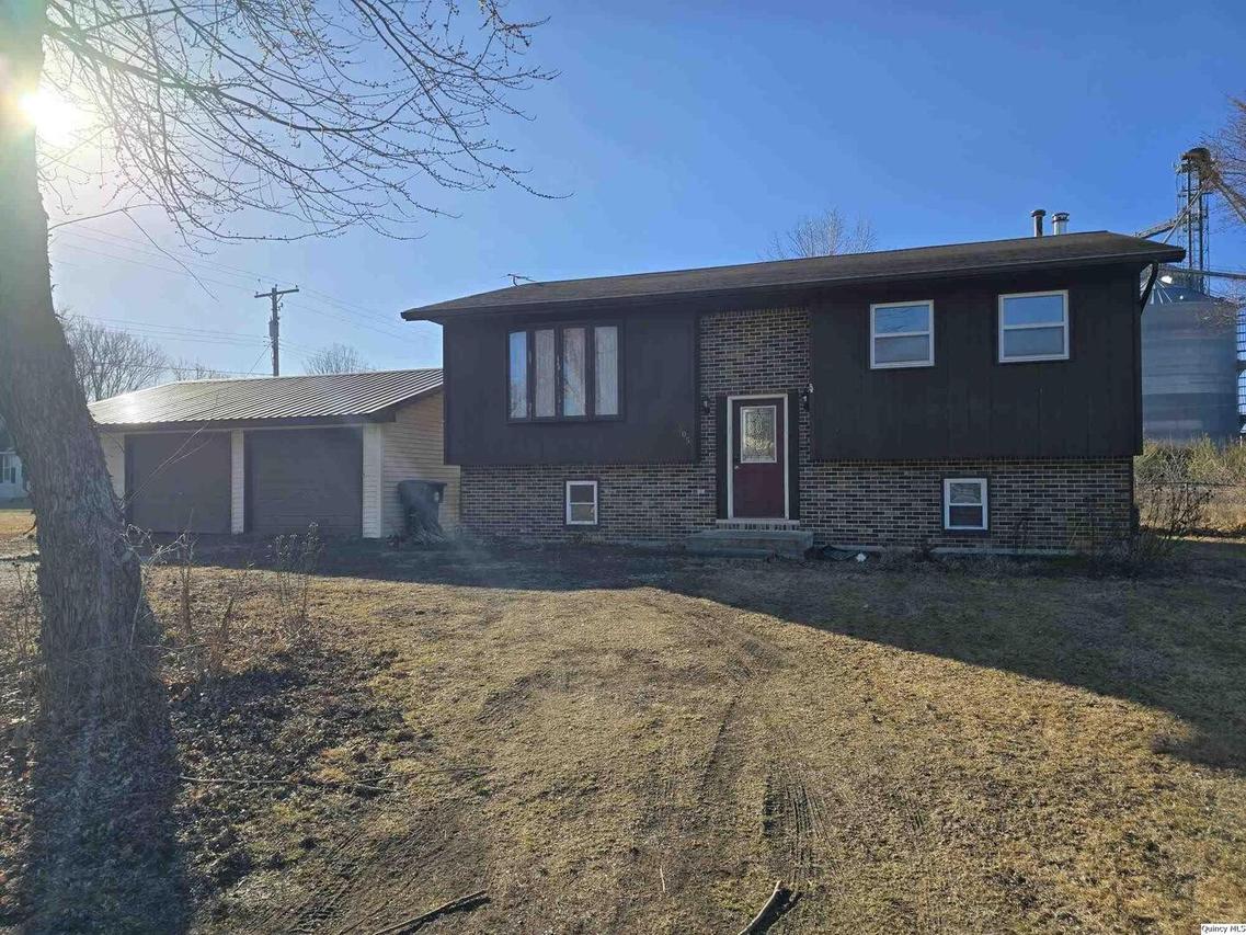 305 E 3rd St., Bowen, IL 62316