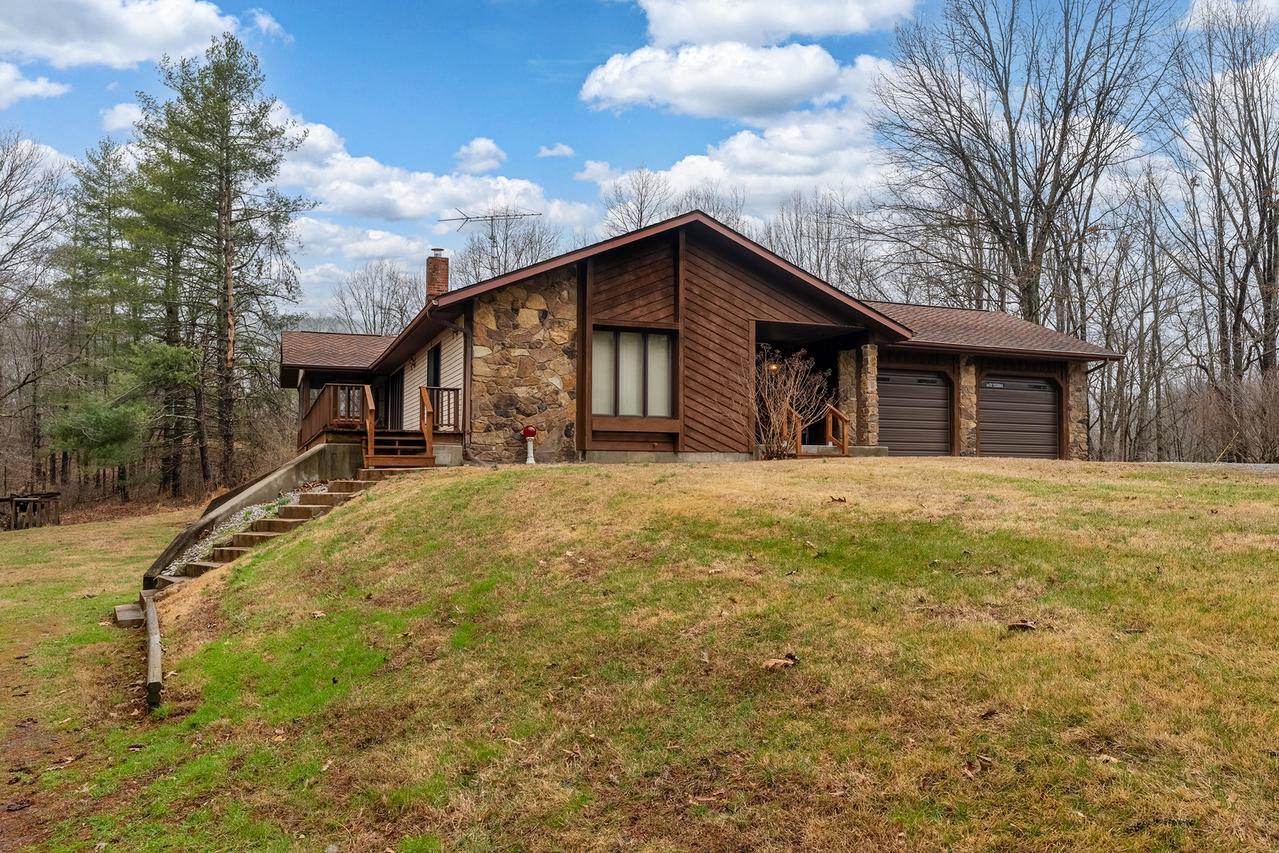 3085 Kaolin Rd., Cobden, IL 62920