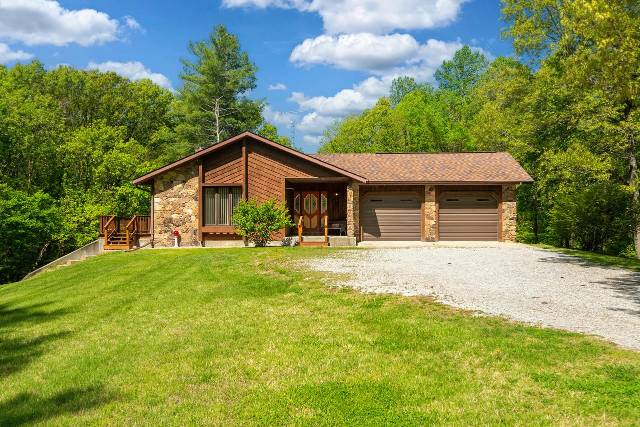 3085 Kaolin Rd., Cobden, IL 62920