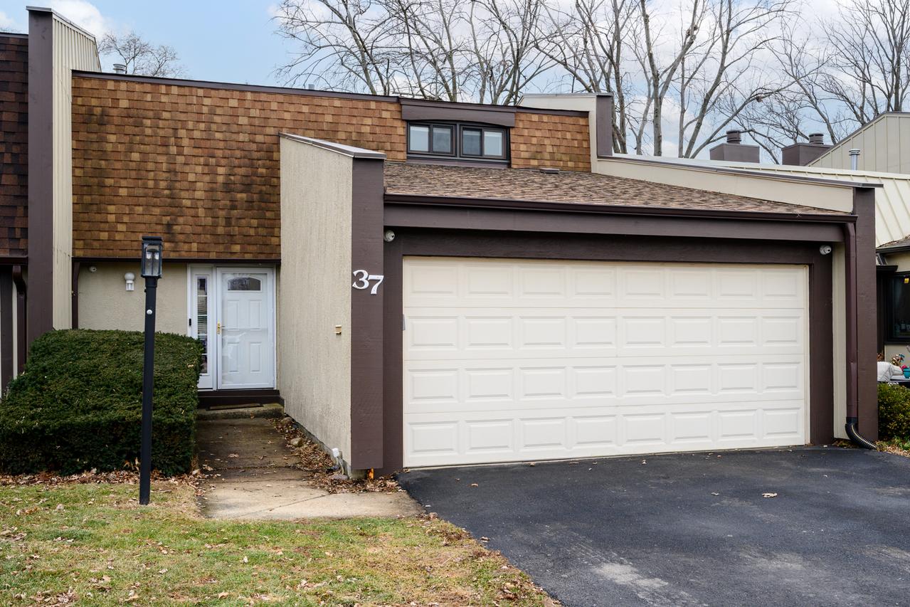 37 Briarwood Ln., Indian Head Park, IL 60525