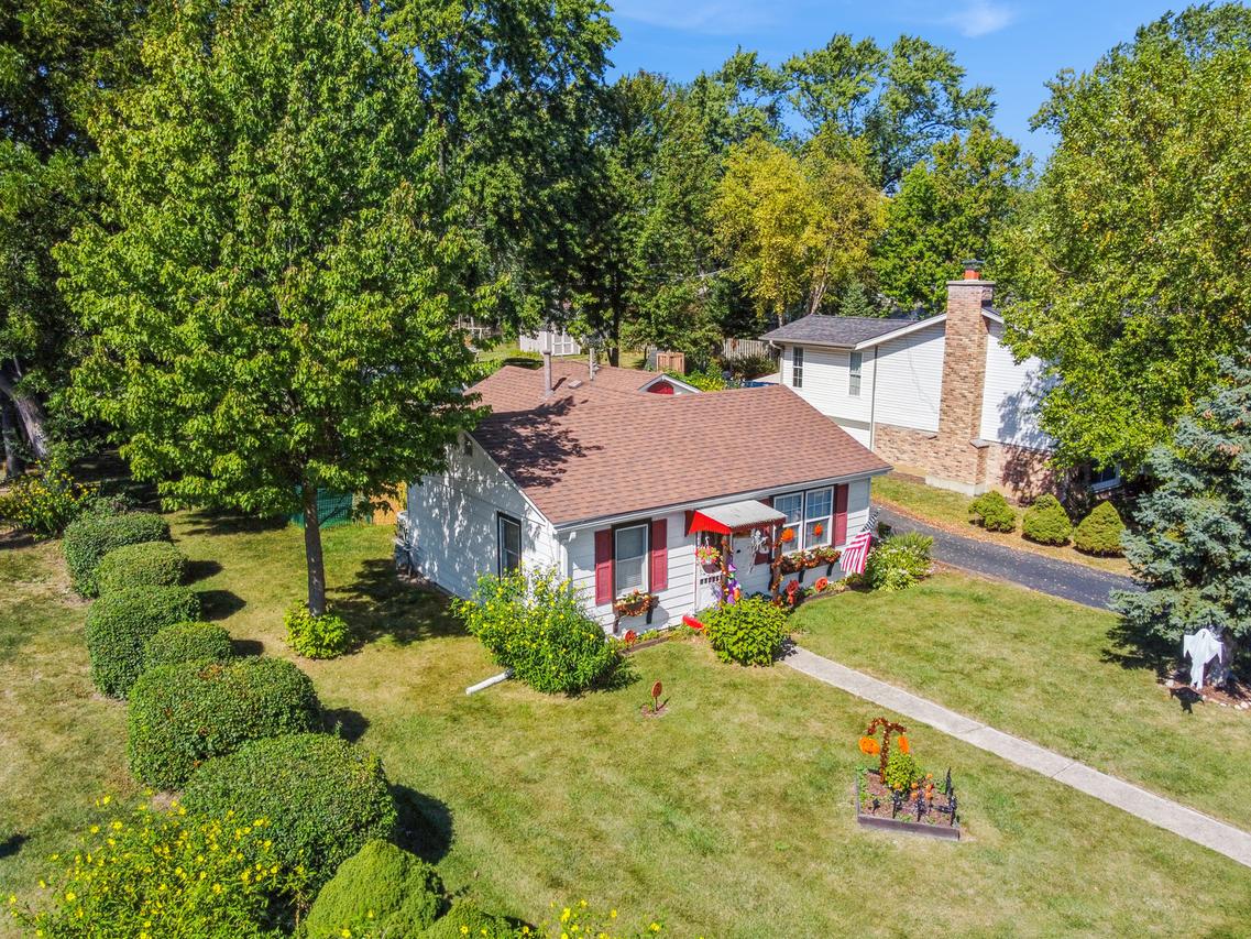 101 Oakleaf Rd., Lake In The Hills, IL 60156