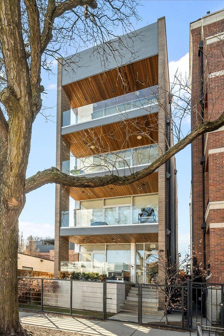 2910 N Sheffield Ave. #301, Chicago, IL 60657