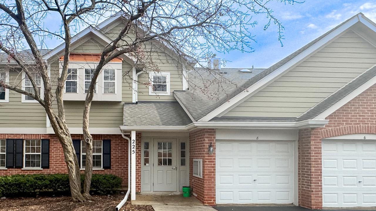 225 Columbia Ct. #6, Schaumburg, IL 60193
