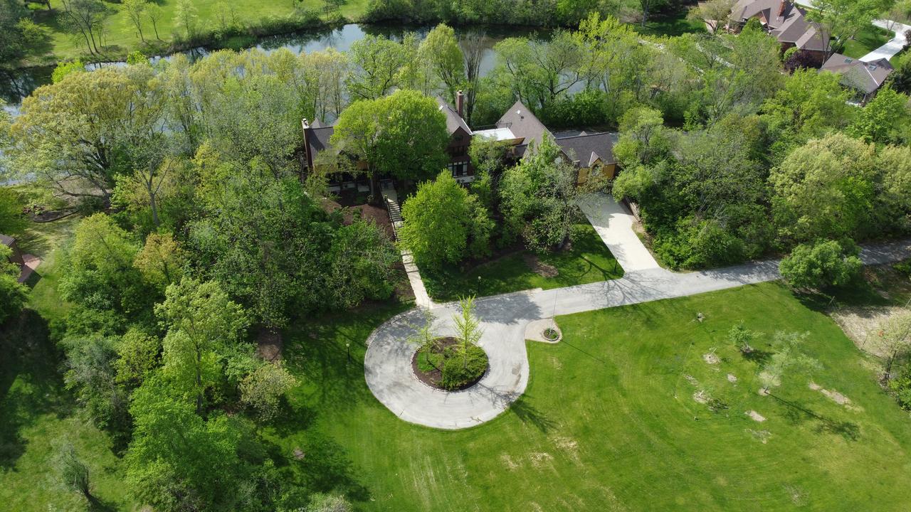 8425 Hickory Ct., Burr Ridge, IL 60527