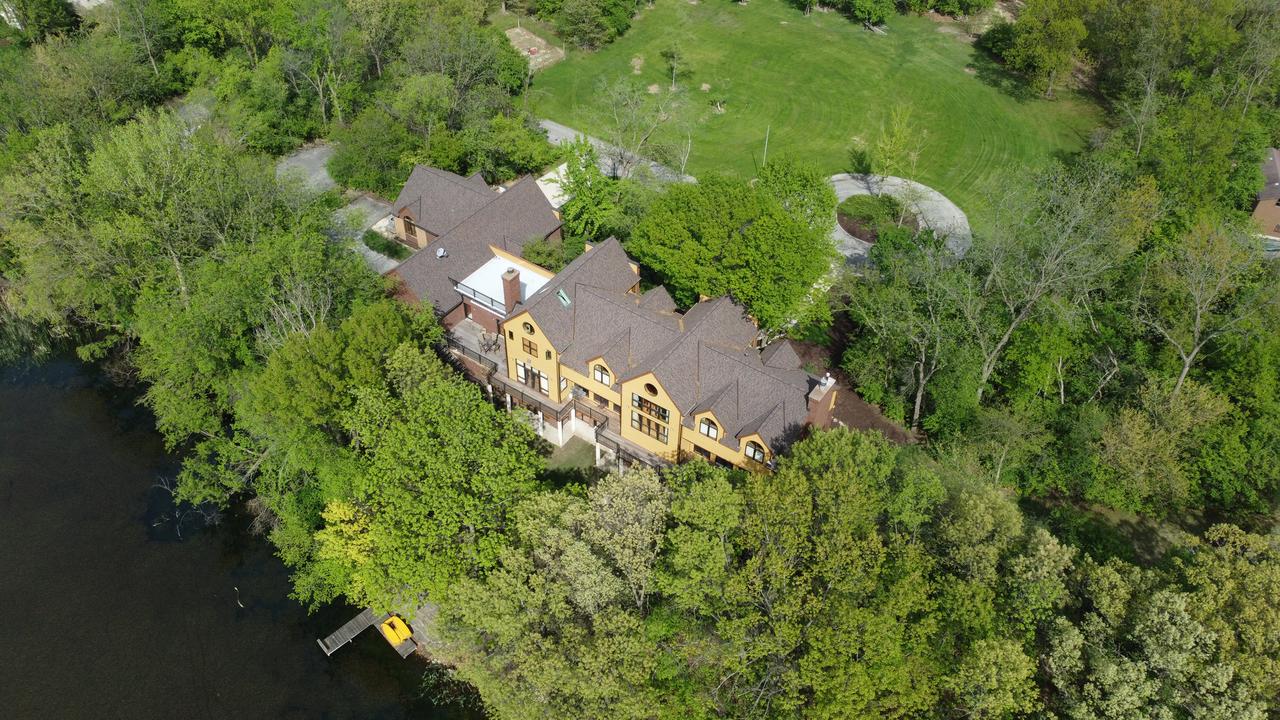 8425 Hickory Ct., Burr Ridge, IL 60527