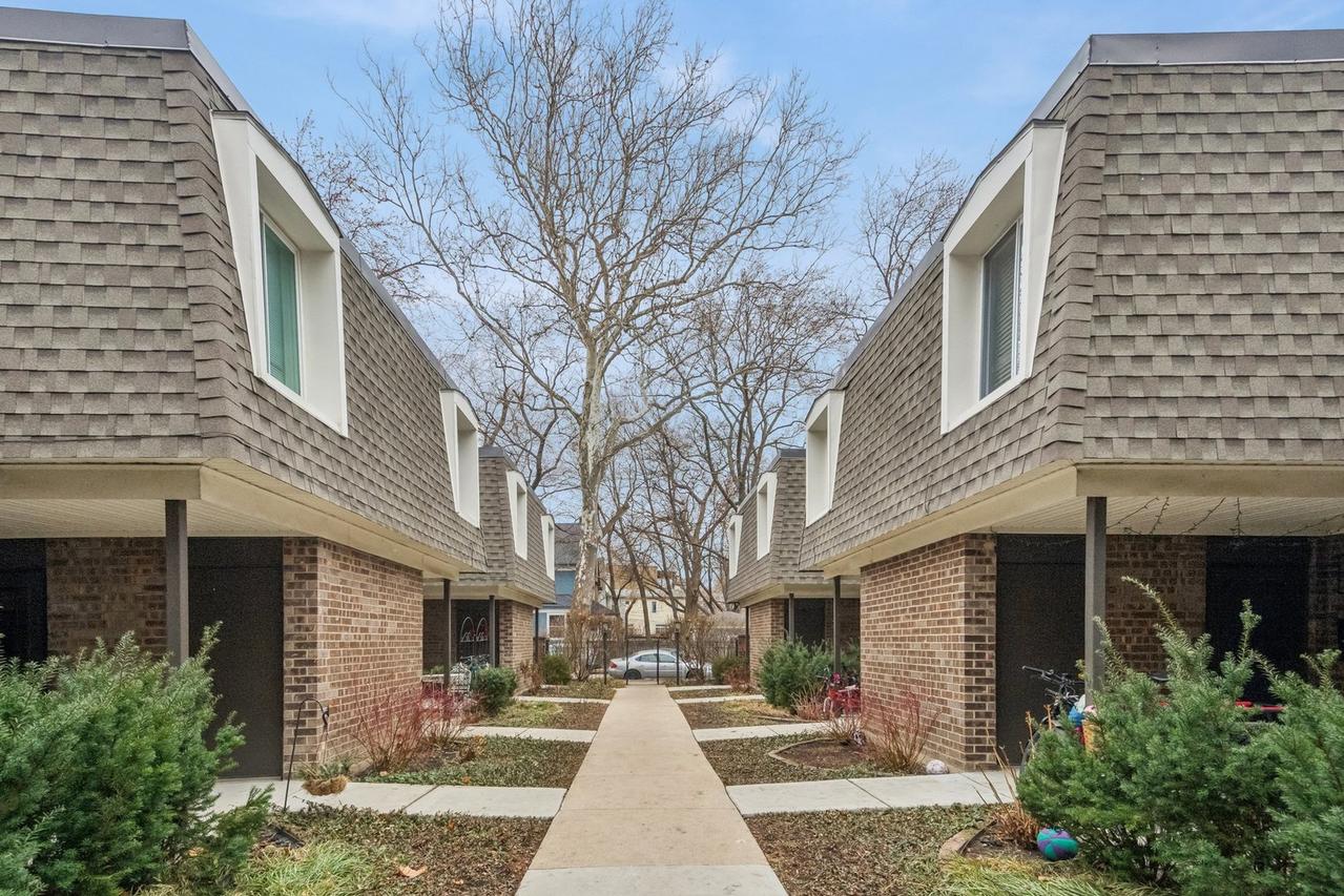 1627 W Belle Plaine Ave., Chicago, IL 60613