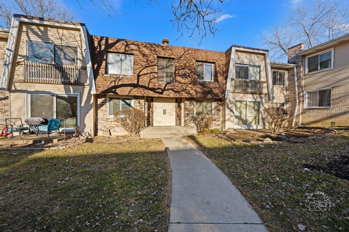 2924 Roberts Dr. #8, Woodridge, IL 60517