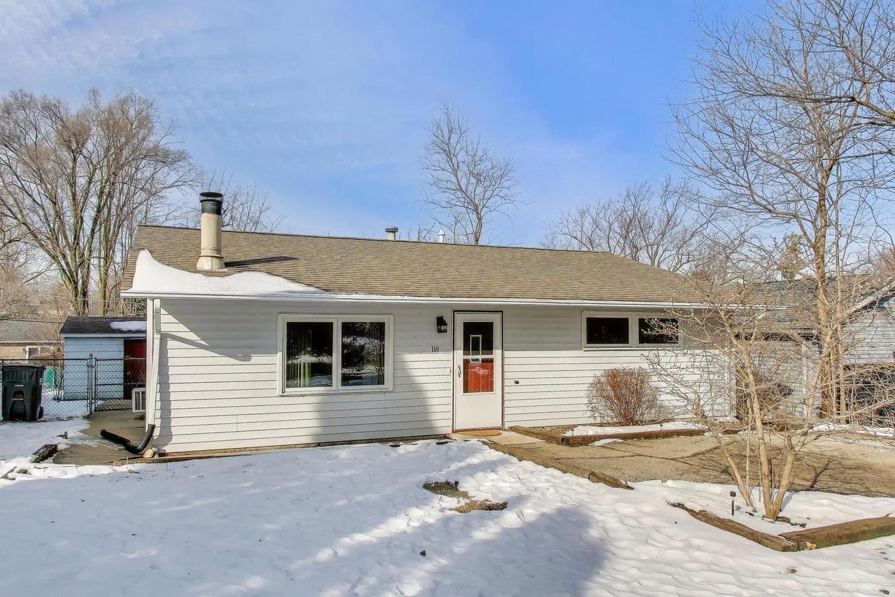 119 Lake Dr., Lake In The Hills, IL 60156