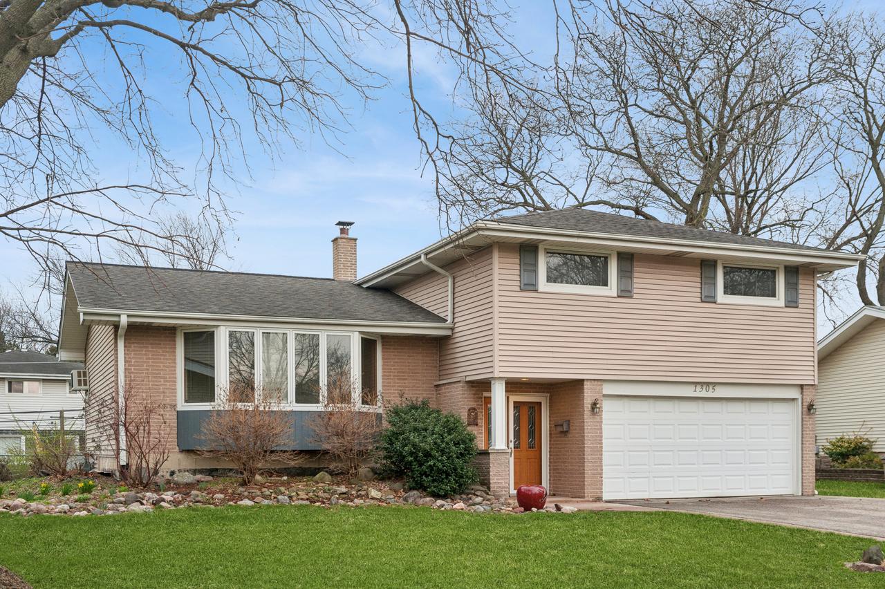 1305 E Mulberry Ln., Mount Prospect, IL 60056