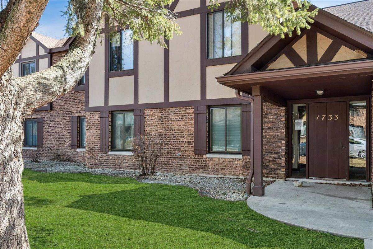 1733 Harrow Ct. #B, Wheaton, IL 60189
