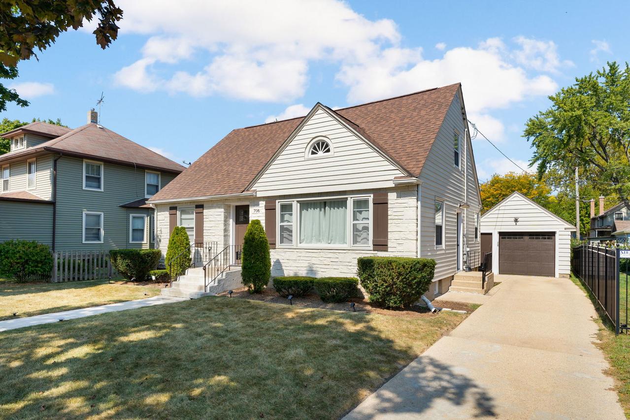706 Geneva St., West Dundee, IL 60118