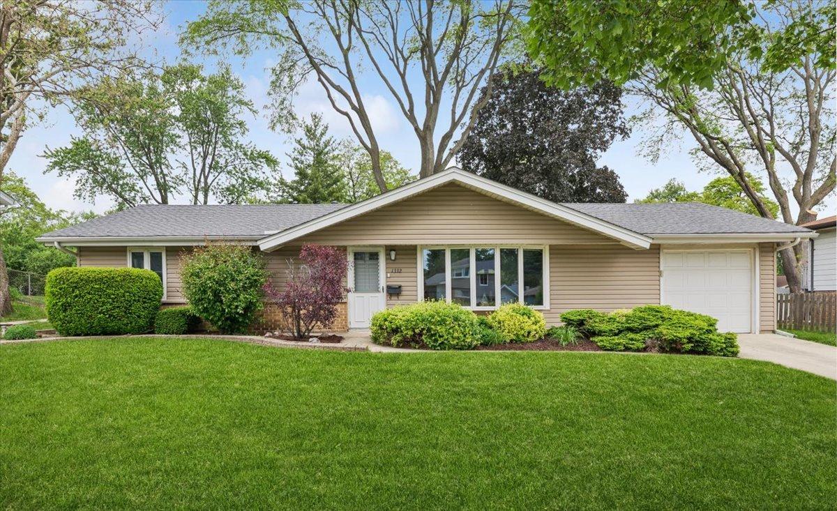 1332 W Weathersfield Way, Schaumburg, IL 60193