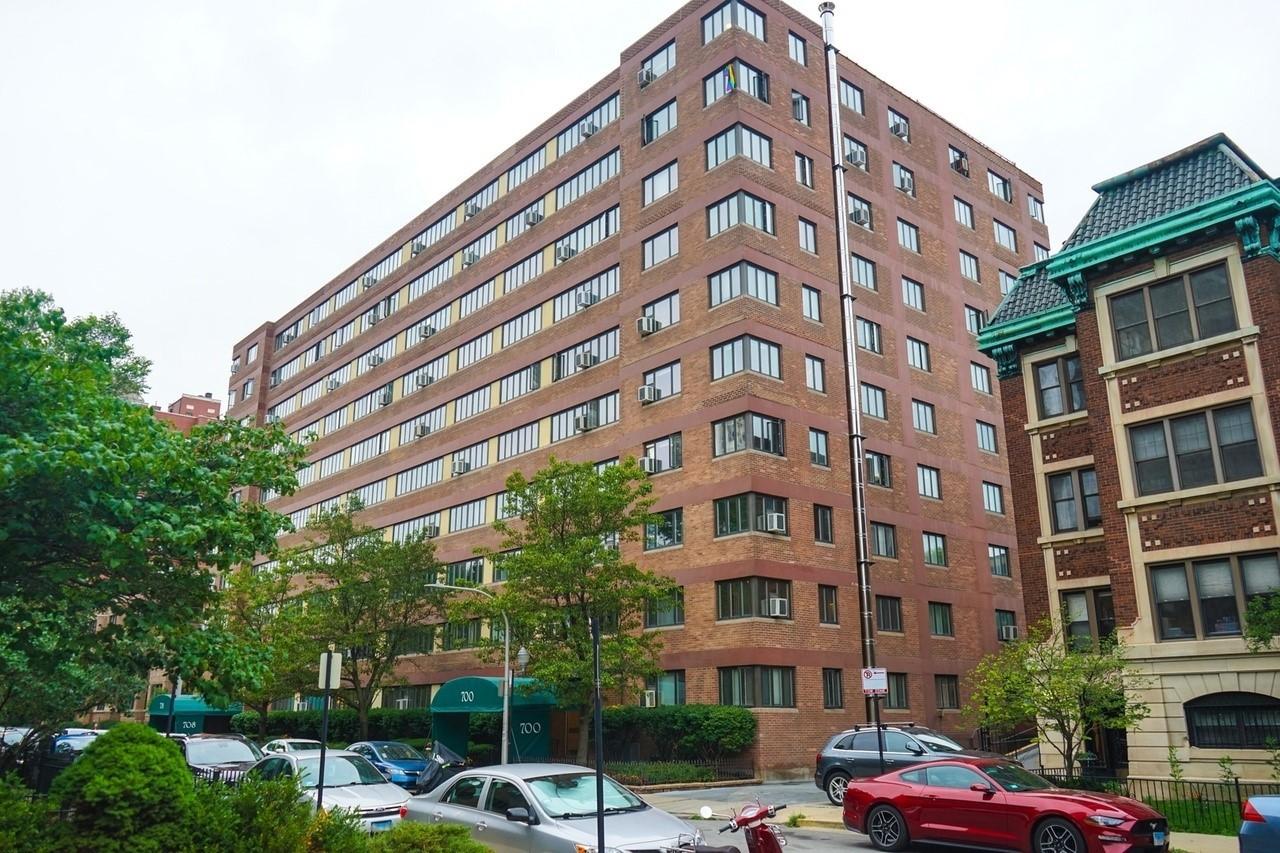 700 W Bittersweet Pl. #609, Chicago, IL 60613