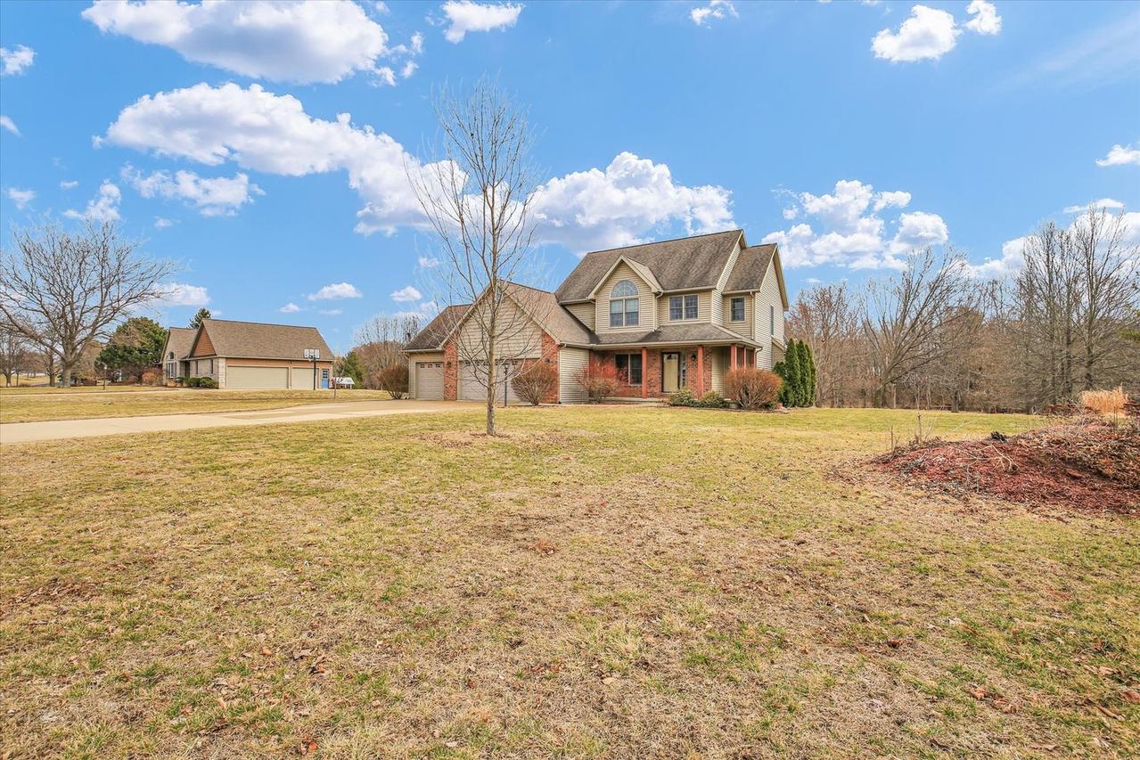 11 Long Grove Dr., Monticello, IL 61856