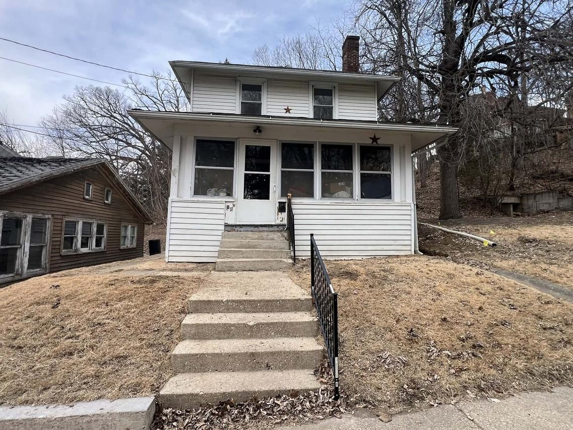 13 Walnut St., Savanna, IL 61074