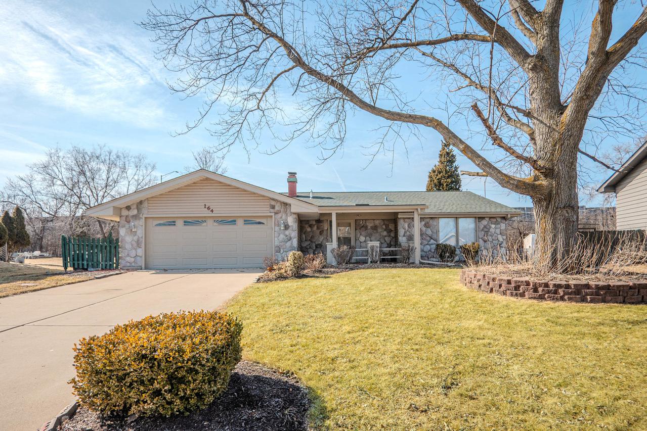 2S164 Beaumont Ln., Lombard, IL 60148