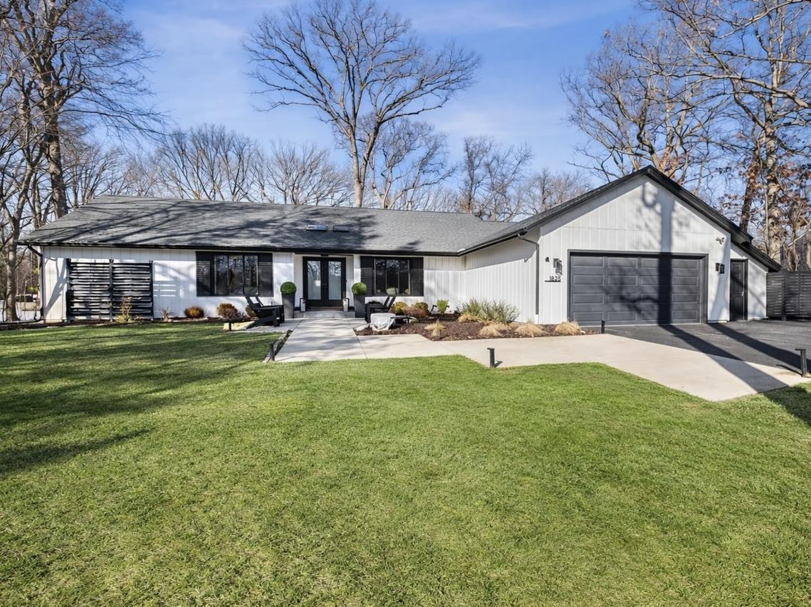 1828 White Fence Ln., Libertyville, IL 60048