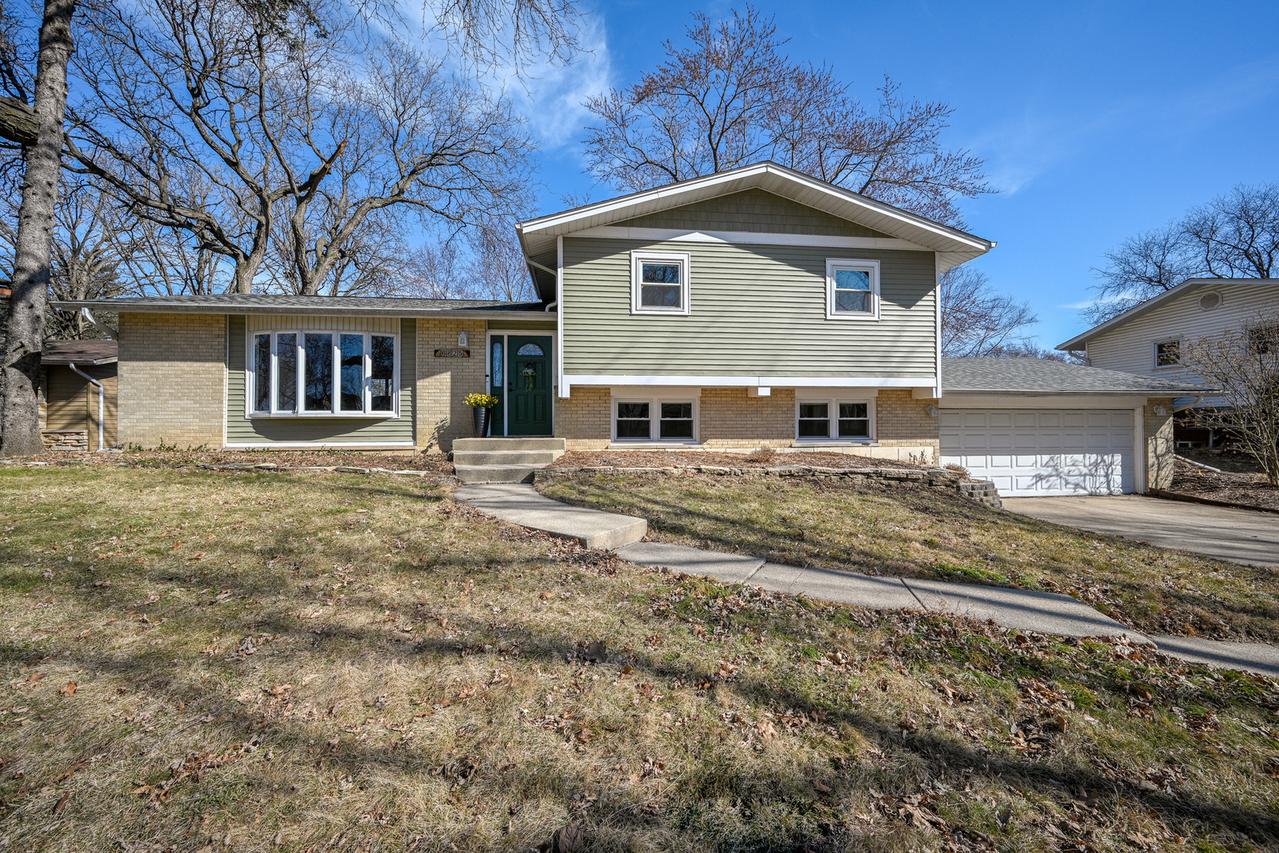 6825 Meadowcrest Dr., Downers Grove, IL 60516