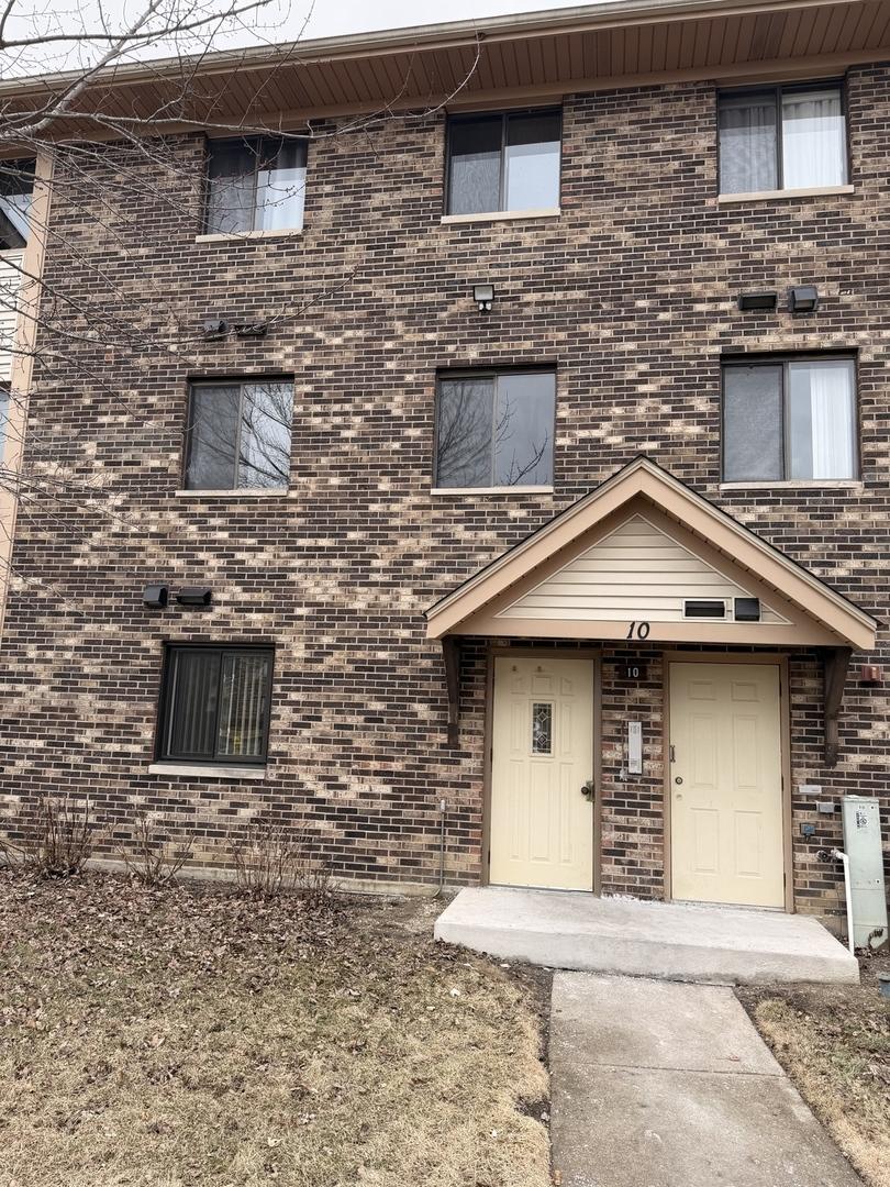 10 Parkside Ct. #8, Vernon Hills, IL 60061