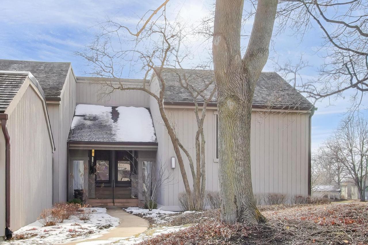 83 Thornhill Ln. #B, Lake Barrington, IL 60010