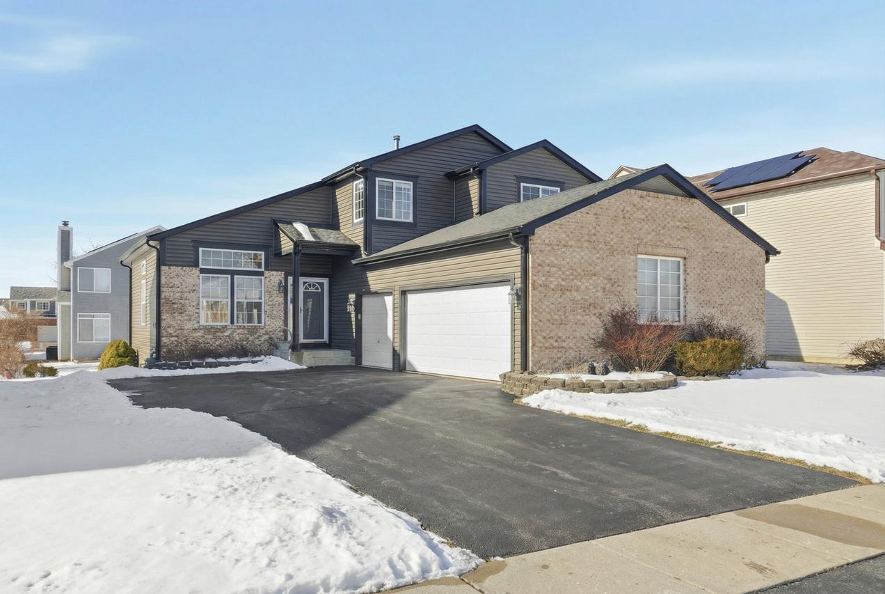 9038 Hillcrest Ln., Woodridge, IL 60517