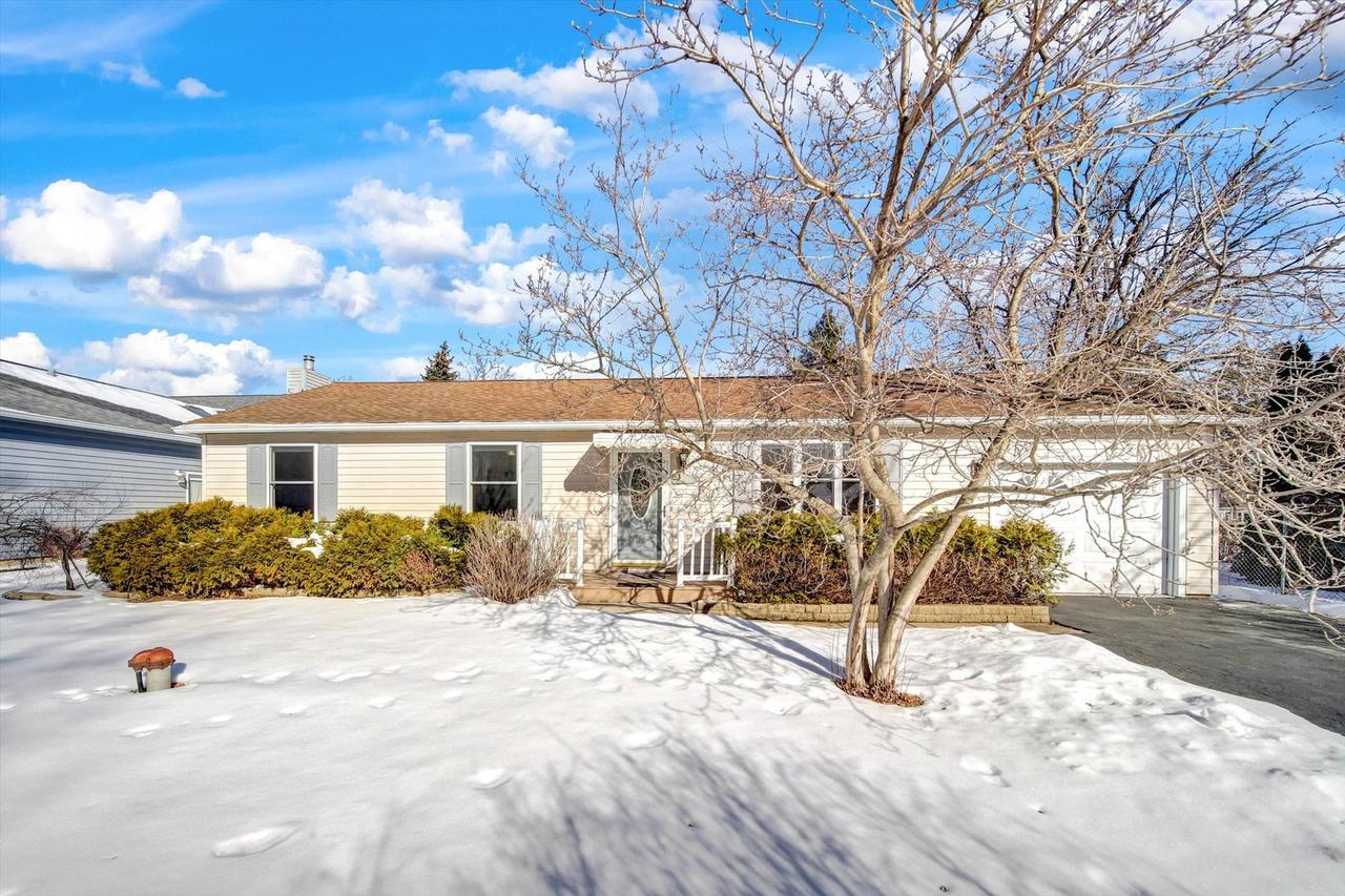 1906 Fairfield Rd., Lindenhurst, IL 60046