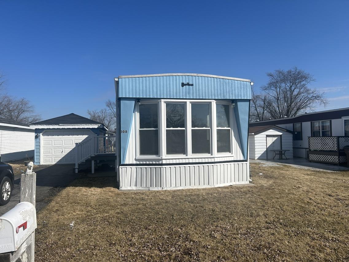 108 Flamingo Dr., Beecher, IL 60401